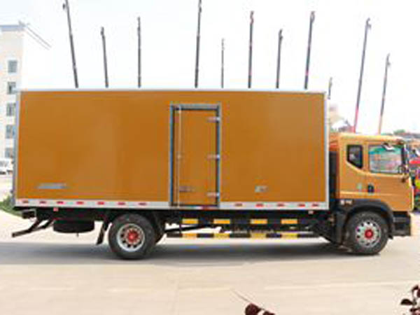 東風(fēng)多利卡冷藏車(6.8米)