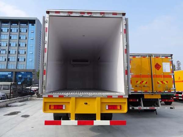 東風天龍前四后八冷藏車(9.6米)
